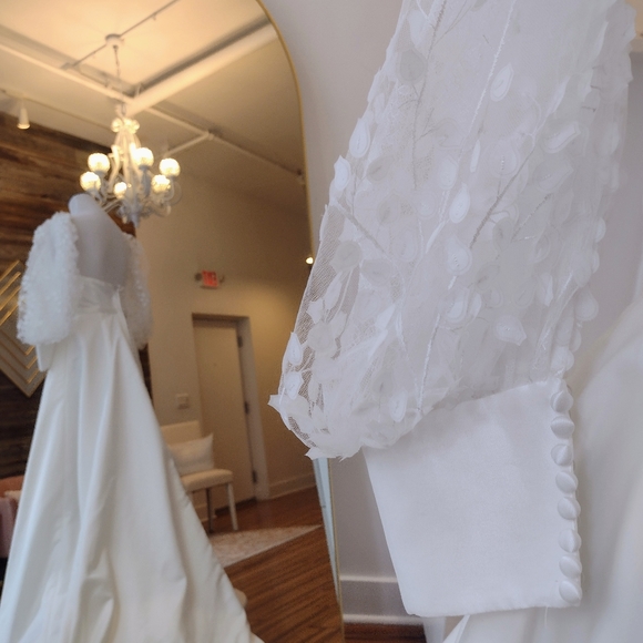 Beautiful custom satin gown - Picture 5 of 9